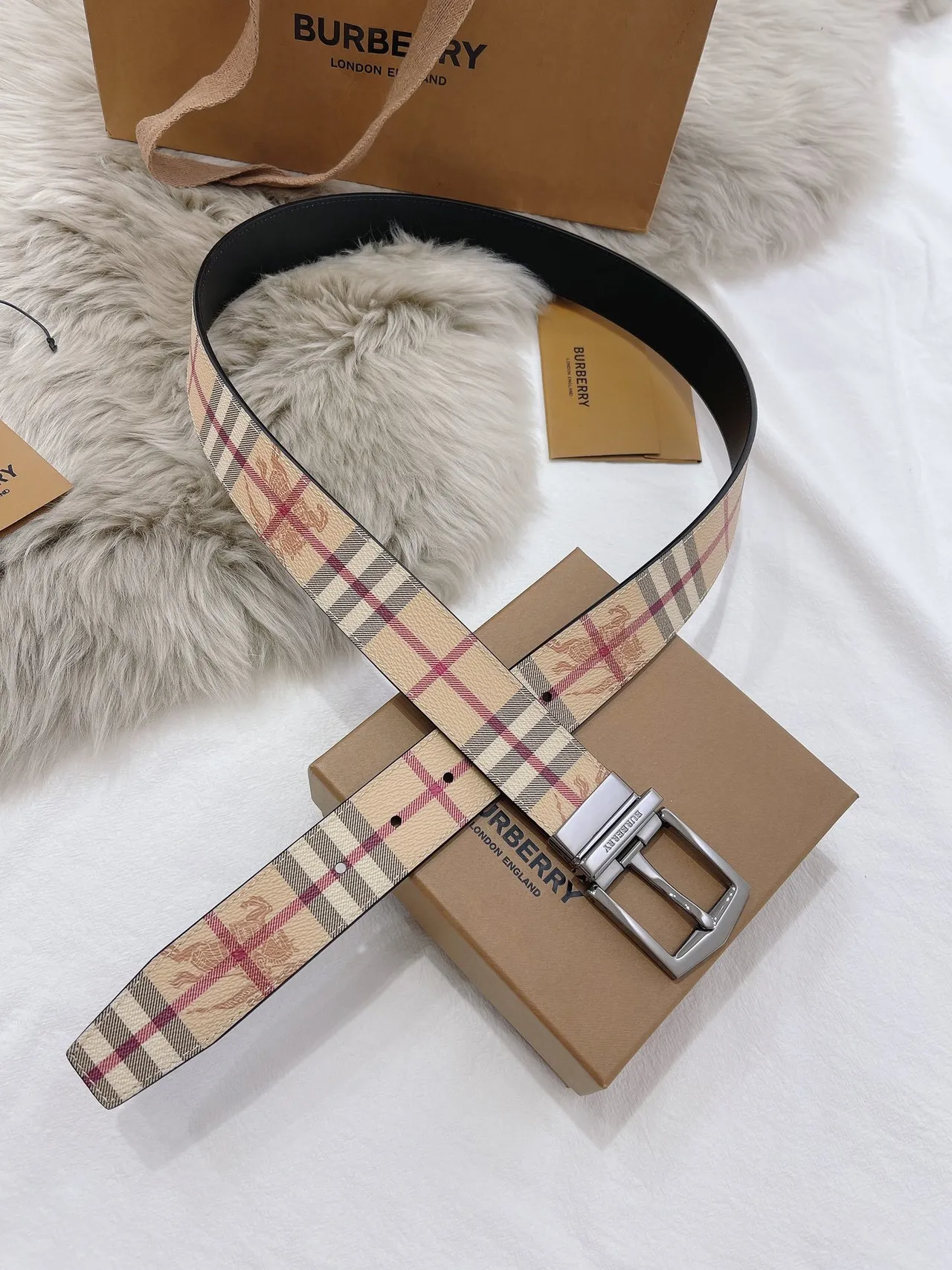 Burberry Knight Haymarket Check Cinto de couro bege e preto 6