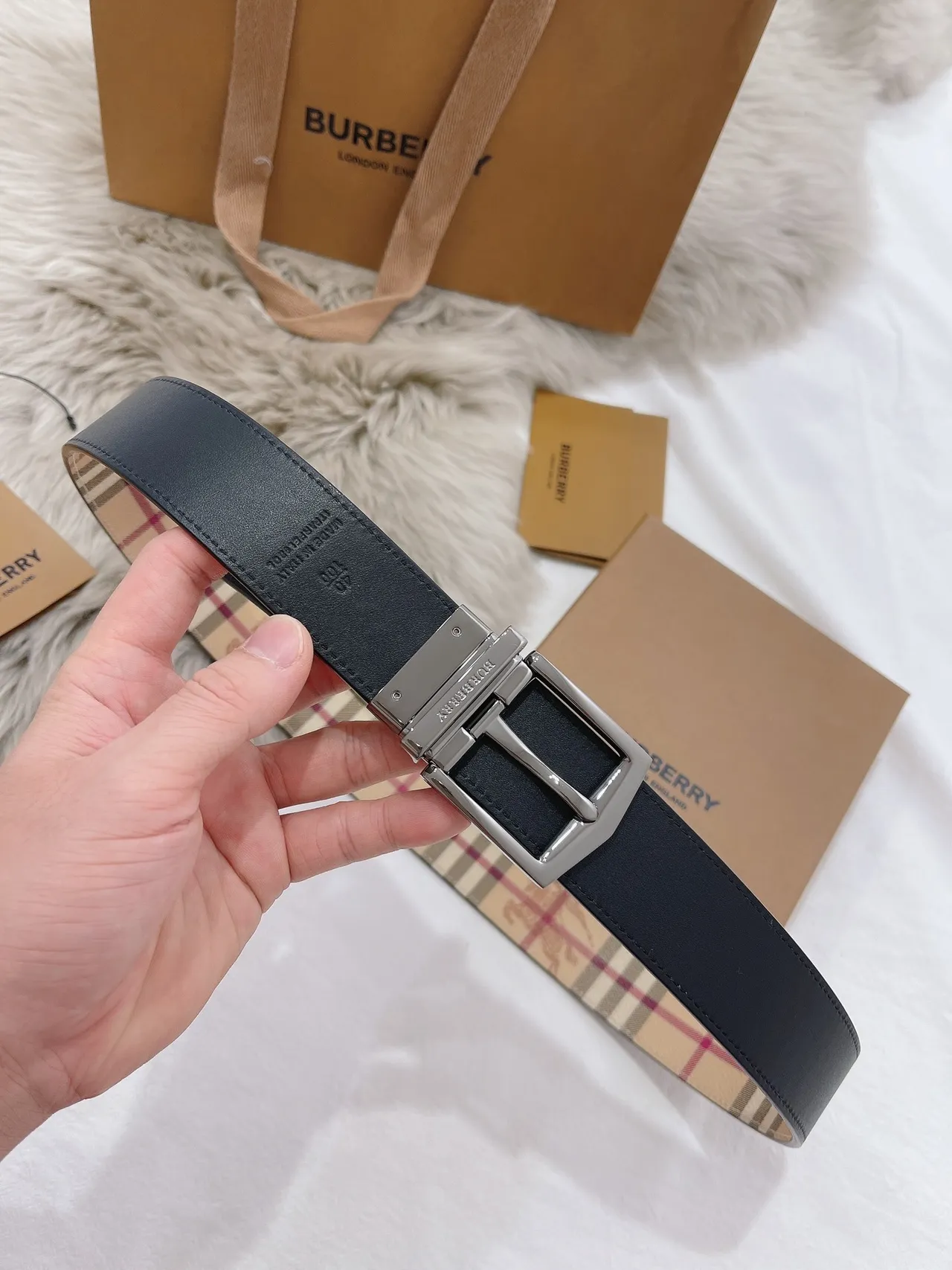 Burberry Knight Haymarket Check Cinto de couro bege e preto 7