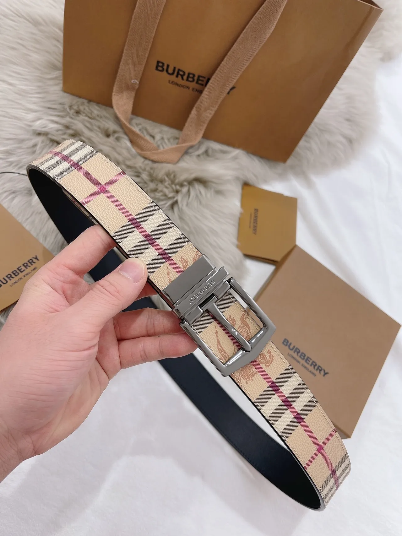 Burberry Knight Haymarket Check Cinto de couro bege e preto 8