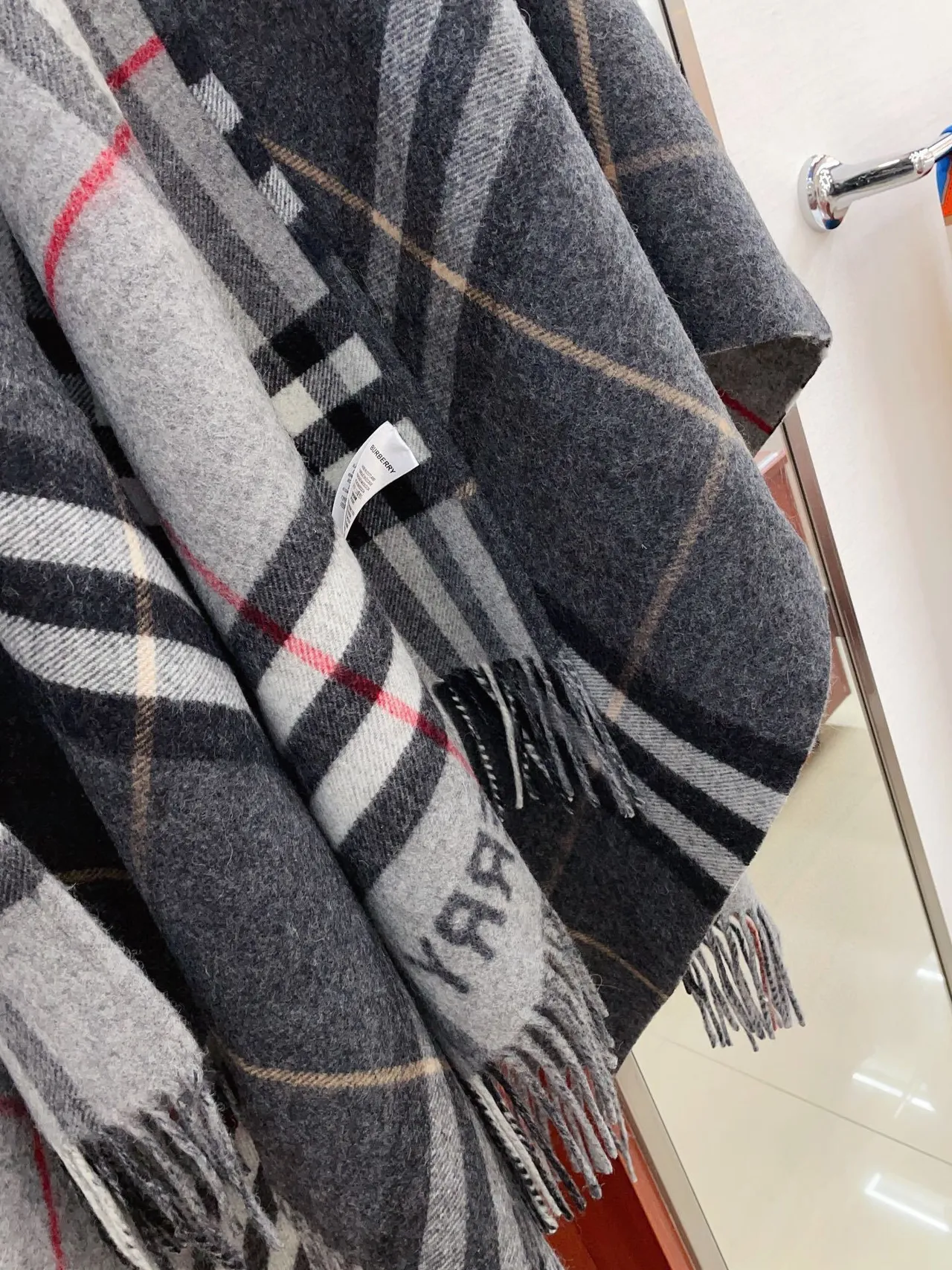 Burberry Logo Check Écharpe en Cachemire Gris Charbon 7