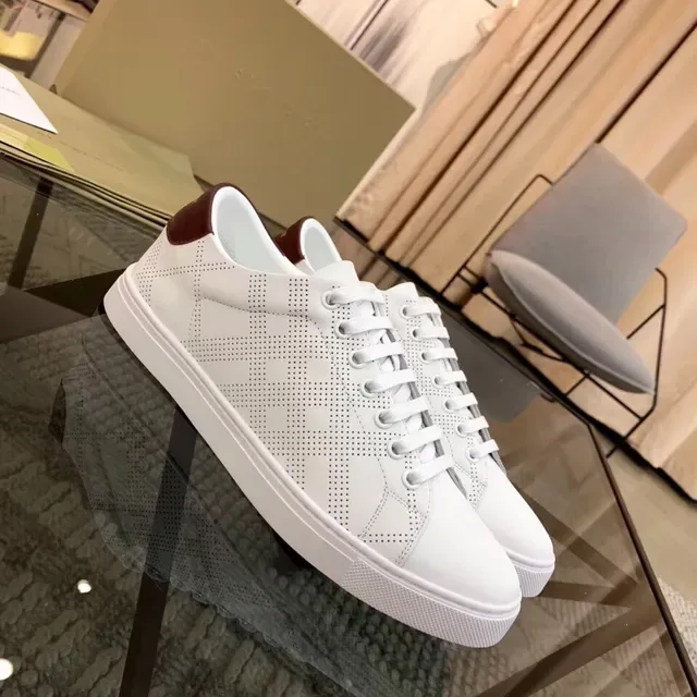 Burberry Chaussures Lifestyle en Cuir Perforé Blanc 2