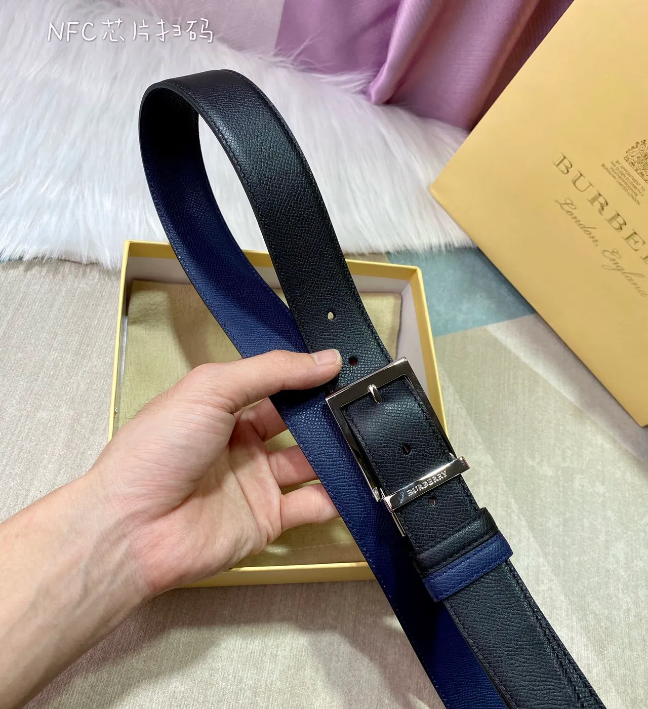 Burberry রিভার্সিবল কালো এবং নেভি চামড়ার বেল্ট 4