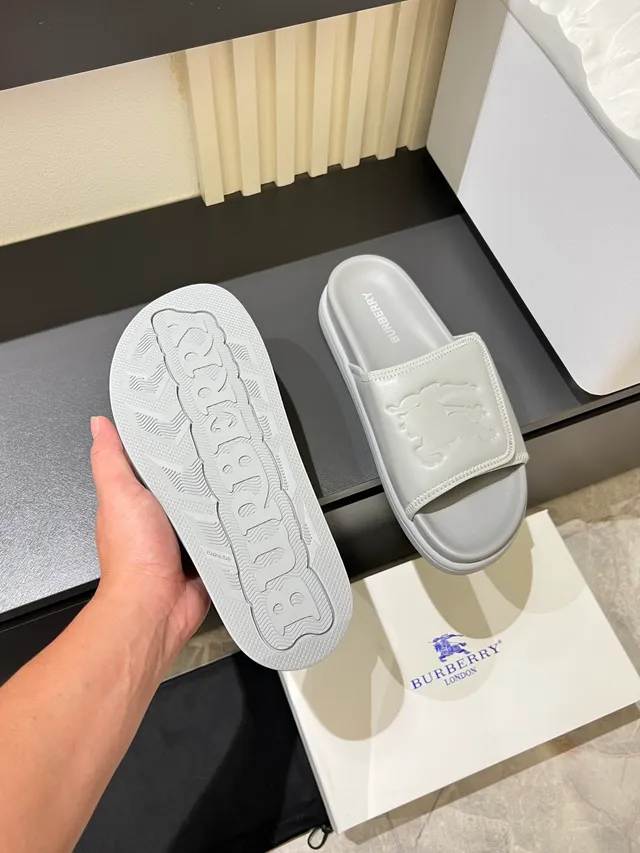 Burberry Slide কালো সাদা মোল্ডেড রাবার সোল উল্কিযুক্ত ঘোড়ায় চড়া নাইট লোগো স্লিপার্স 2