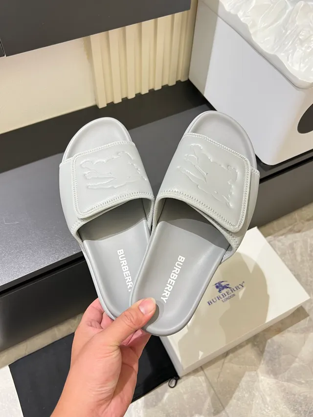 Burberry Slide কালো সাদা মোল্ডেড রাবার সোল উল্কিযুক্ত ঘোড়ায় চড়া নাইট লোগো স্লিপার্স 3
