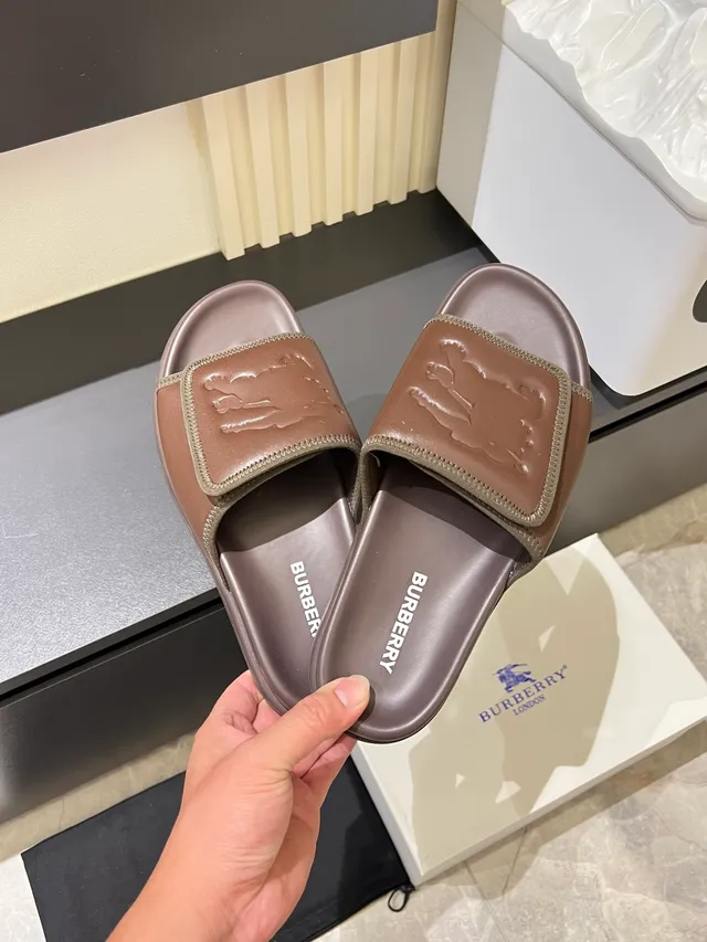 Burberry Slide কালো সাদা মোল্ডেড রাবার সোল উল্কিযুক্ত ঘোড়ায় চড়া নাইট লোগো স্লিপার্স 4