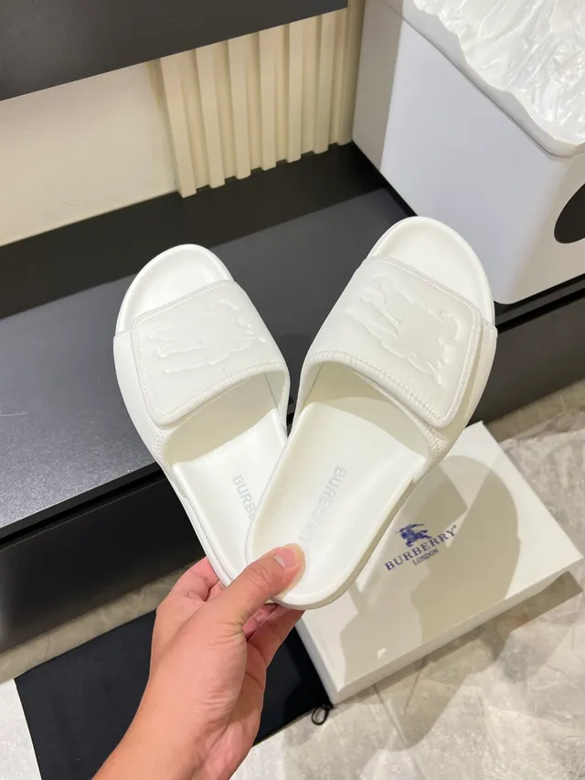 Burberry Slide কালো সাদা মোল্ডেড রাবার সোল উল্কিযুক্ত ঘোড়ায় চড়া নাইট লোগো স্লিপার্স 5