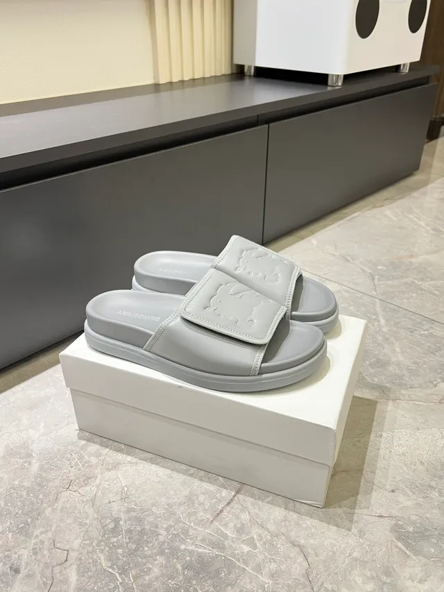 Burberry Slide কালো সাদা মোল্ডেড রাবার সোল উল্কিযুক্ত ঘোড়ায় চড়া নাইট লোগো স্লিপার্স 8