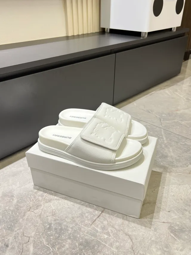 Burberry Slide কালো সাদা মোল্ডেড রাবার সোল উল্কিযুক্ত ঘোড়ায় চড়া নাইট লোগো স্লিপার্স 10