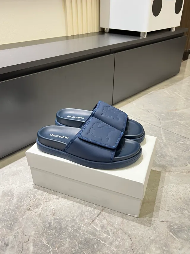 Burberry Slide কালো সাদা মোল্ডেড রাবার সোল উল্কিযুক্ত ঘোড়ায় চড়া নাইট লোগো স্লিপার্স 11