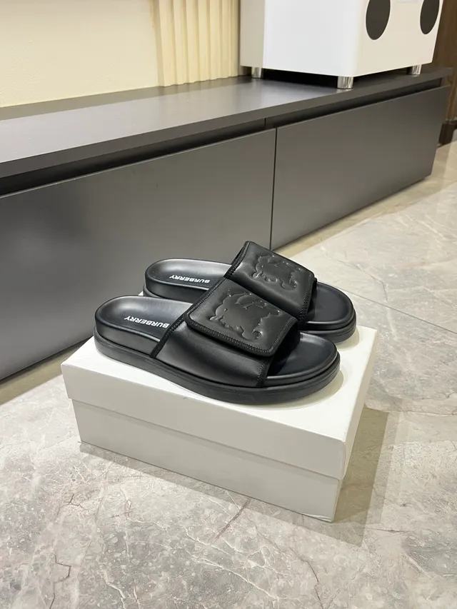 Burberry Slide কালো সাদা মোল্ডেড রাবার সোল উল্কিযুক্ত ঘোড়ায় চড়া নাইট লোগো স্লিপার্স 12