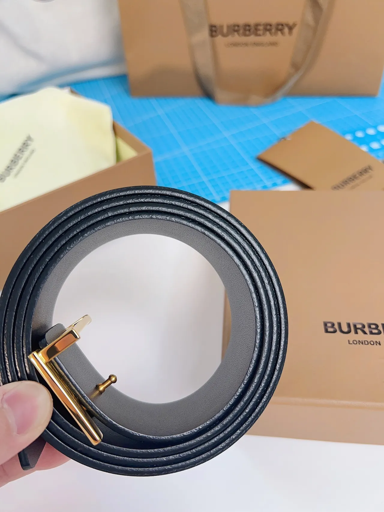 Burberry TB Belt Ceinture en cuir noir boucle monogramme doré ceinture en cuir 2