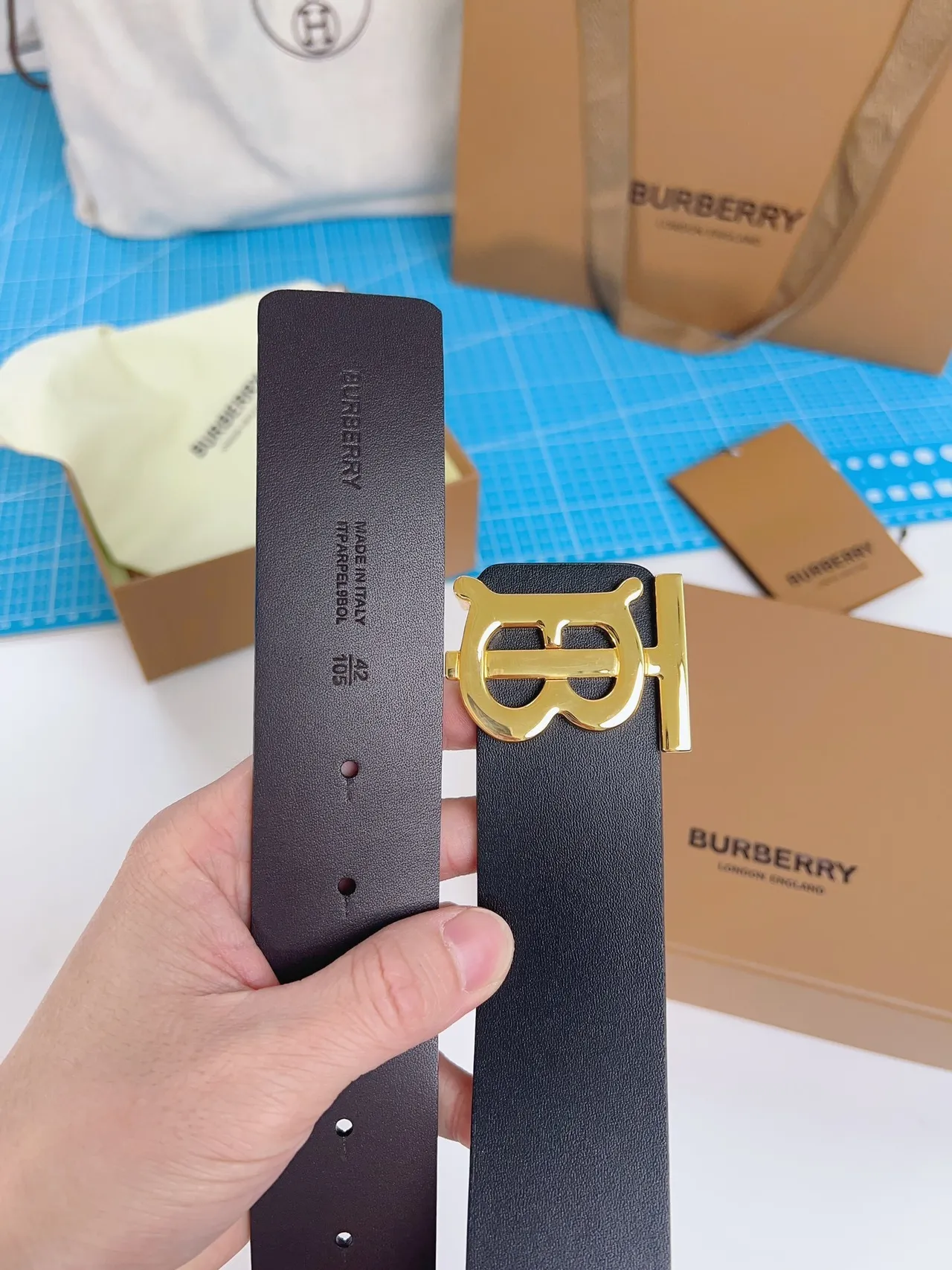 Burberry TB Belt Ceinture en cuir noir boucle monogramme doré ceinture en cuir 3