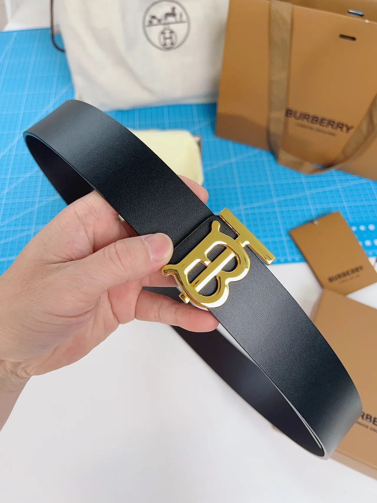 Burberry TB Belt Ceinture en cuir noir boucle monogramme doré ceinture en cuir 4