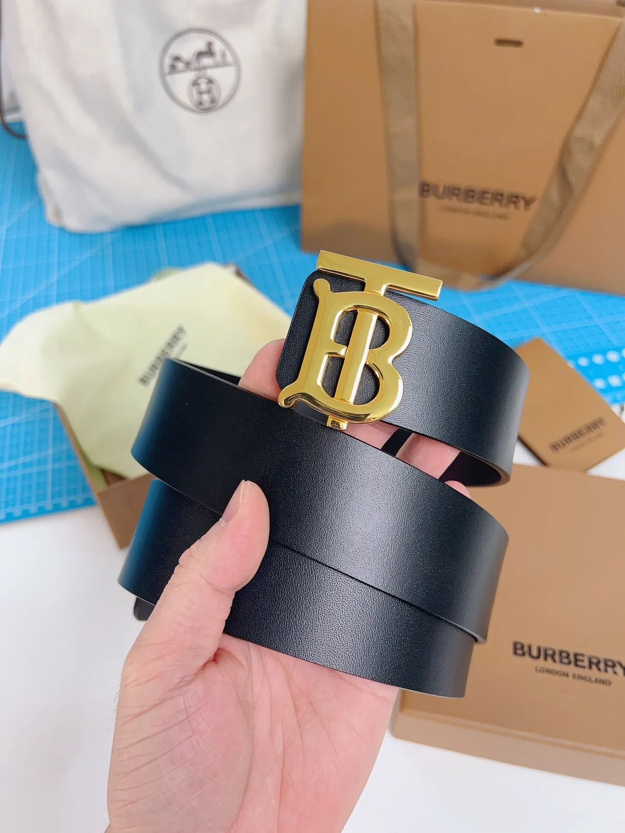 Burberry TB Belt Ceinture en cuir noir boucle monogramme doré ceinture en cuir 5