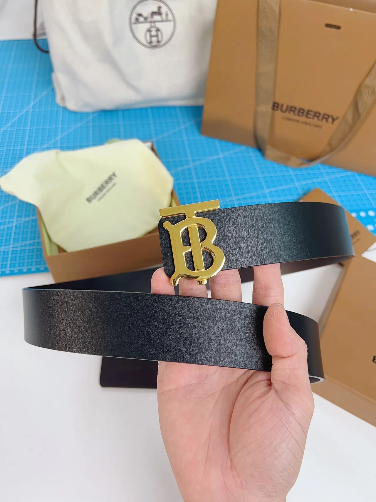 Burberry TB Belt Ceinture en cuir noir boucle monogramme doré ceinture en cuir 7