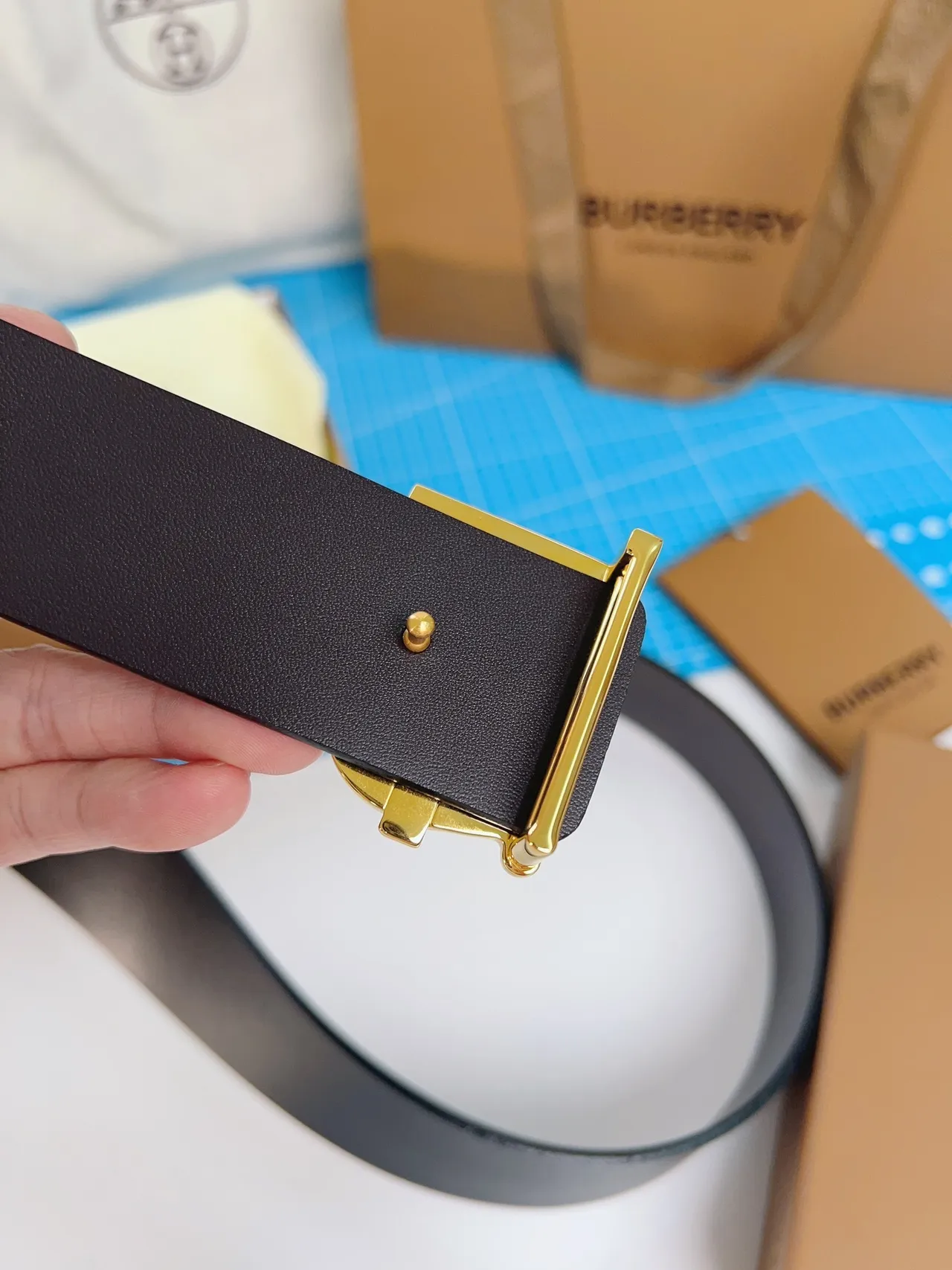 Burberry TB Belt Ceinture en cuir noir boucle monogramme doré ceinture en cuir 8
