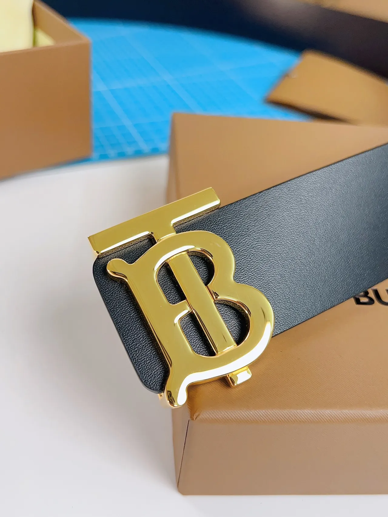 Burberry TB Belt Ceinture en cuir noir boucle monogramme doré ceinture en cuir 9
