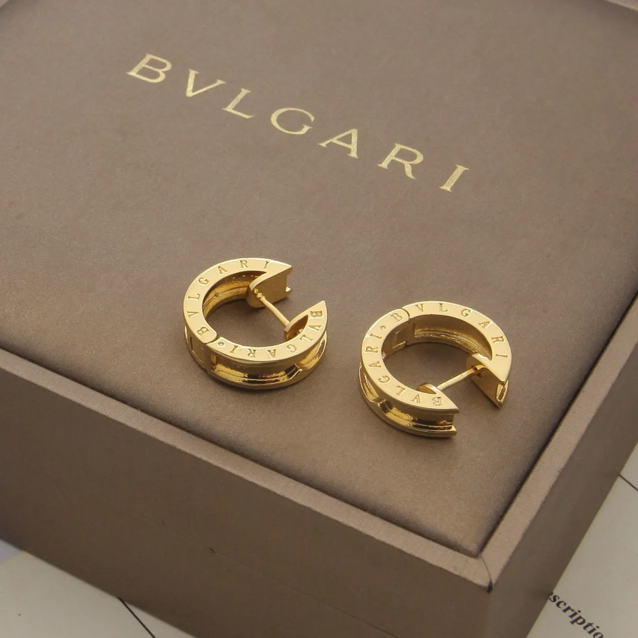 Bvlgari B.zero1 Boucles d'oreilles en or et argent en forme de C avec gravure de lettre de marque 2