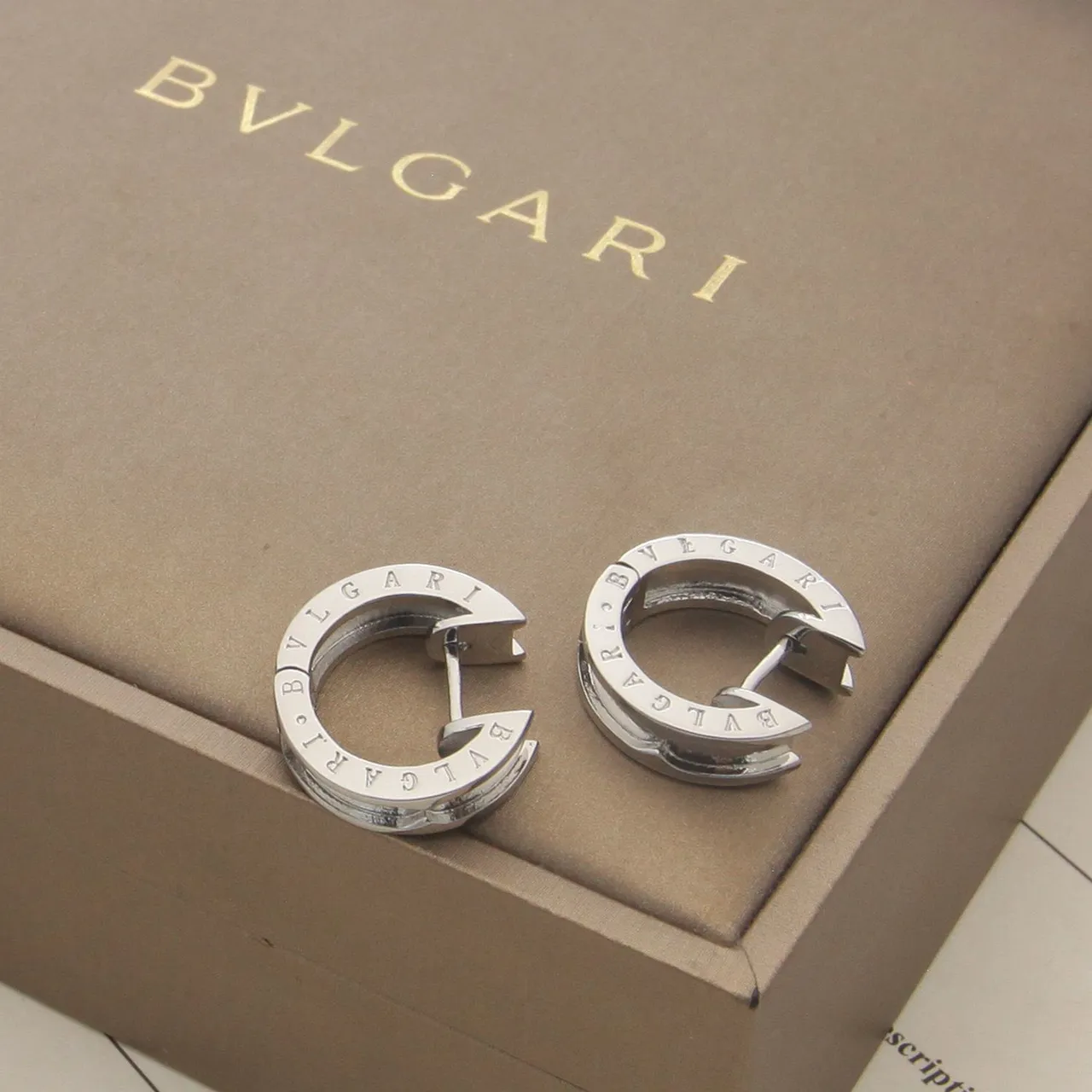 Bvlgari B.zero1 Boucles d'oreilles en or et argent en forme de C avec gravure de lettre de marque 5