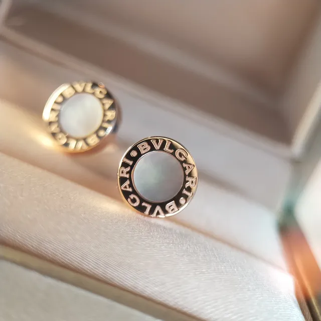 Bvlgari B.zero1 Boucles d'oreilles créoles dorées blanches circulaires avec bande gravée de logo 6