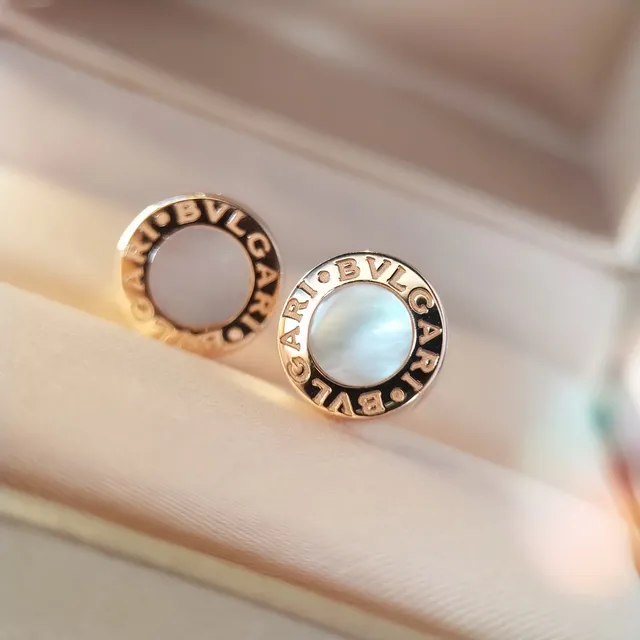 Bvlgari B.zero1 Boucles d'oreilles créoles dorées blanches circulaires avec bande gravée de logo 7