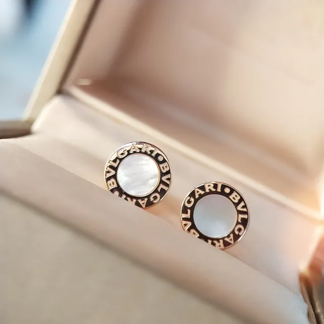 Bvlgari B.zero1 Boucles d'oreilles créoles dorées blanches circulaires avec bande gravée de logo 8