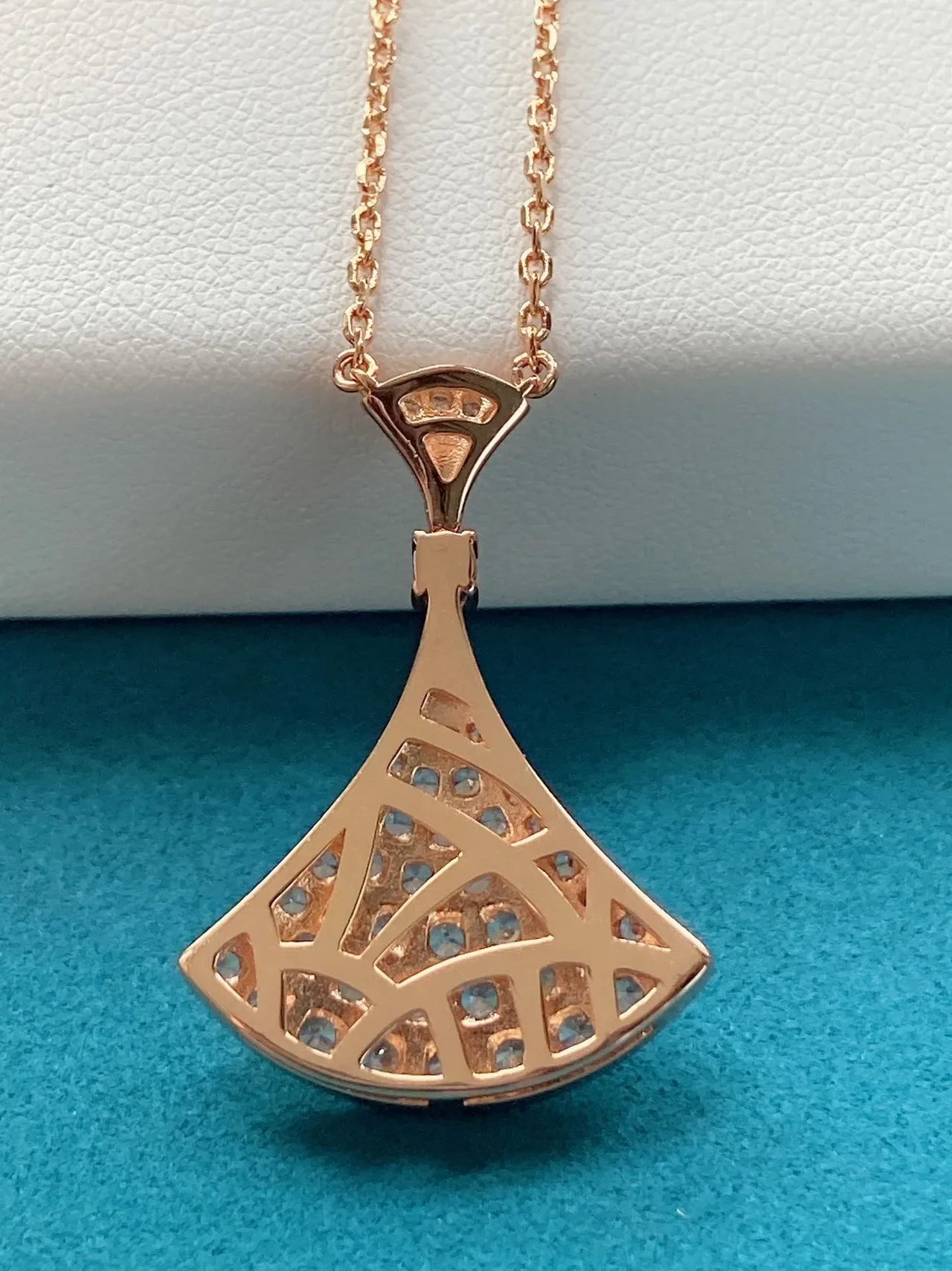 Bvlgari Diva's Dream Fan-Shaped Pavé Diamond Necklace 4