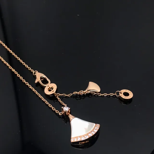 Bvlgari Divas’ Dream Collier pendentif en forme d'éventail en opale et diamant 2