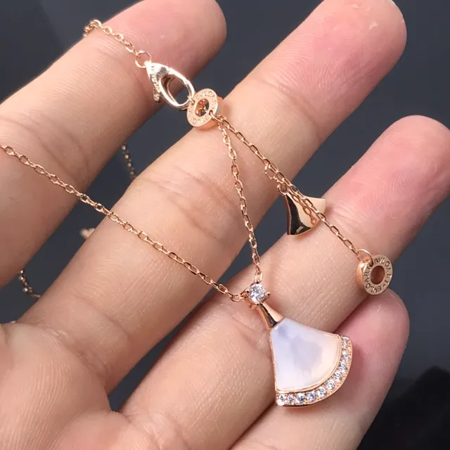 Bvlgari Divas’ Dream Collier pendentif en forme d'éventail en opale et diamant 3