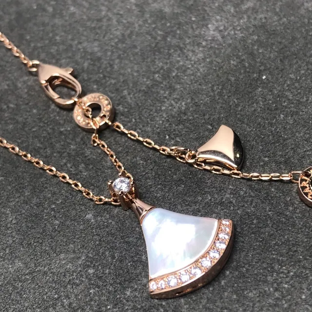Bvlgari Divas’ Dream Collier pendentif en forme d'éventail en opale et diamant 4