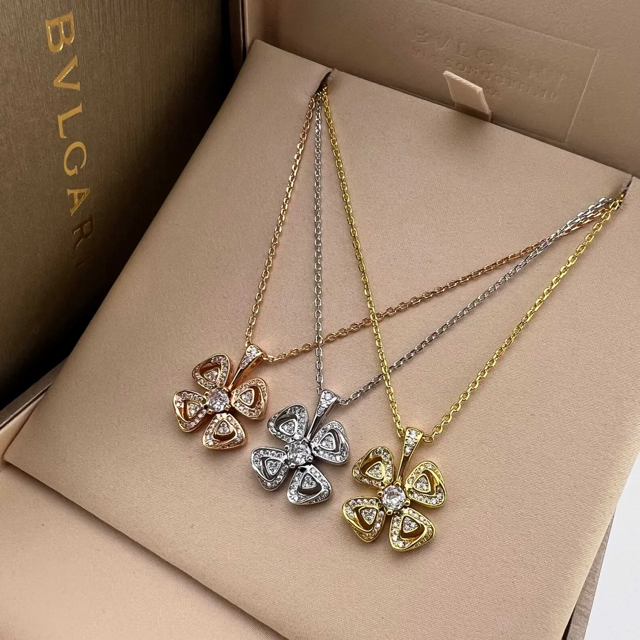 Bvlgari Fiorever Gold Silver Four-Petal Clover Pendant Pavé-Set Stones Necklace 7