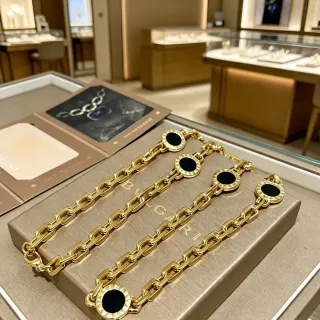 Bvlgari 金色黑色粗曲边链欧泊圆形徽章项链