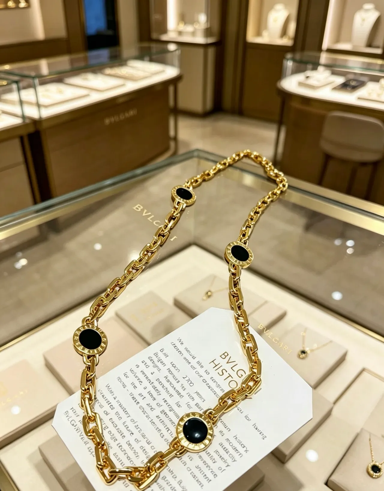 Bvlgari Chaîne dorée noire chunky à maillons courbés avec médaillons circulaires d'onyx 3