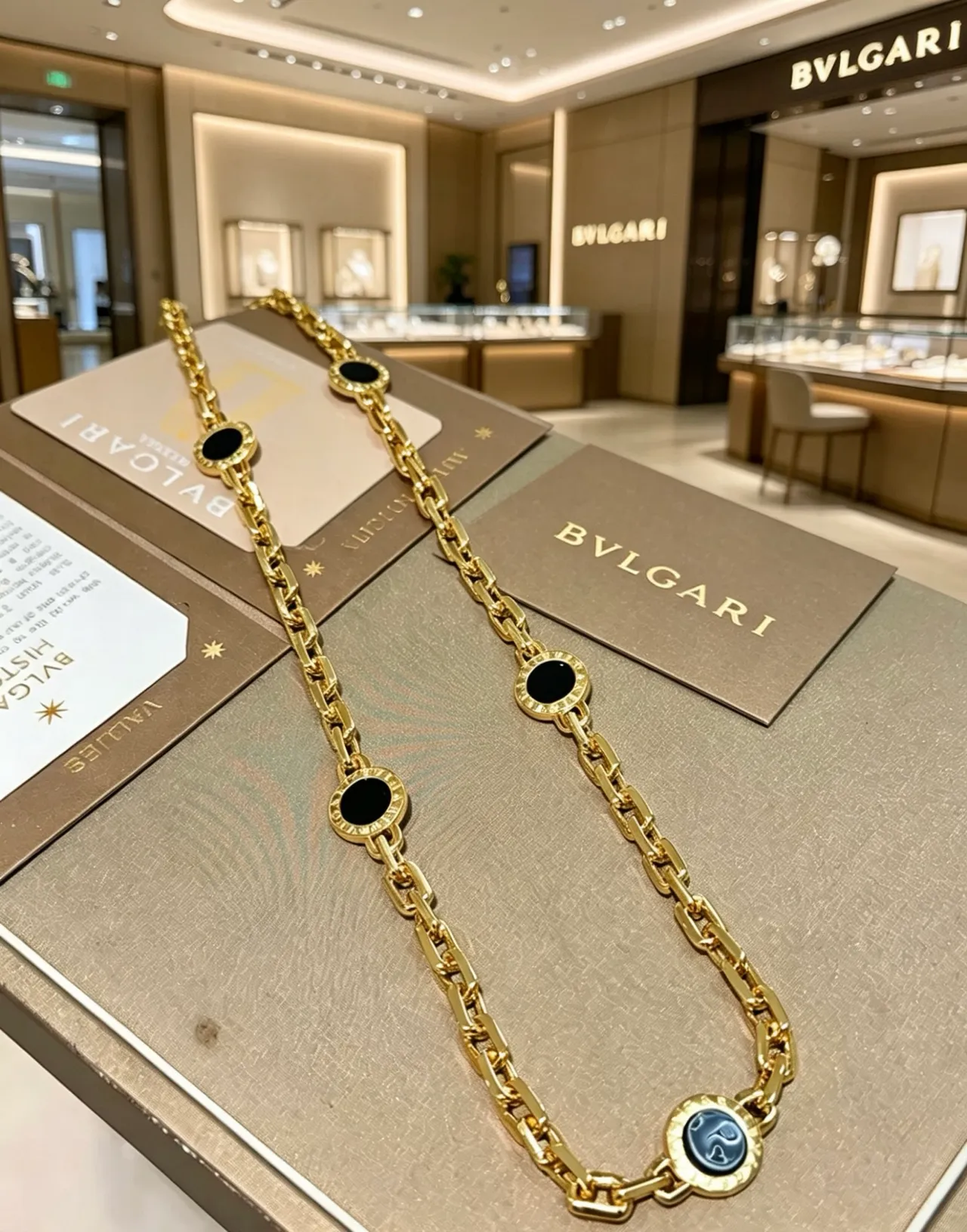Bvlgari Chaîne dorée noire chunky à maillons courbés avec médaillons circulaires d'onyx 5