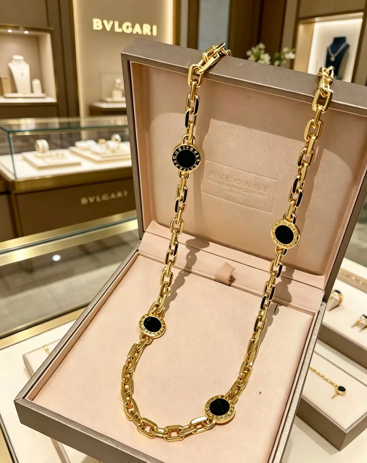 Bvlgari Chaîne dorée noire chunky à maillons courbés avec médaillons circulaires d'onyx 6