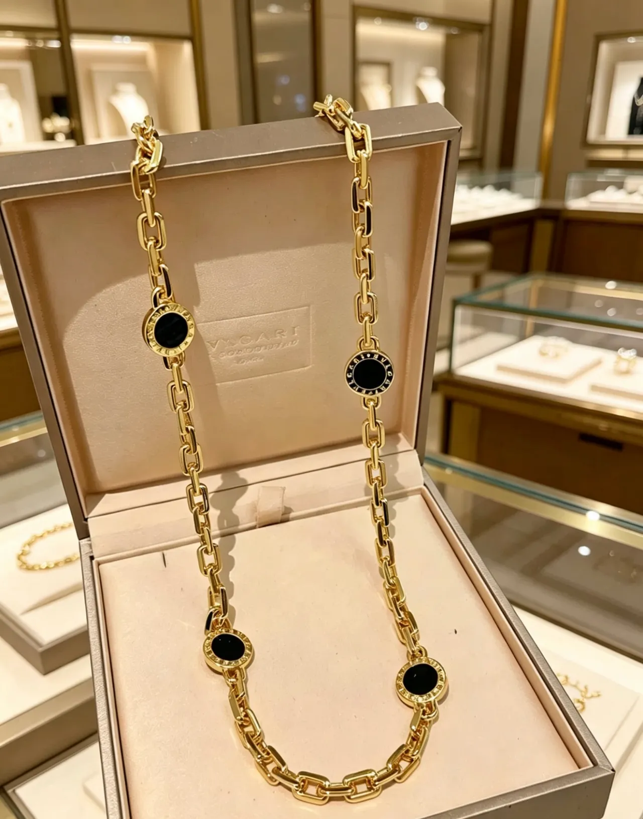 Bvlgari Chaîne dorée noire chunky à maillons courbés avec médaillons circulaires d'onyx 8