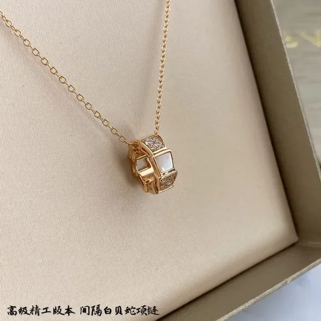 Bvlgari Collier Chaîne Or et Blanc Rectangulaire Pendentif Nacre de Mère 3
