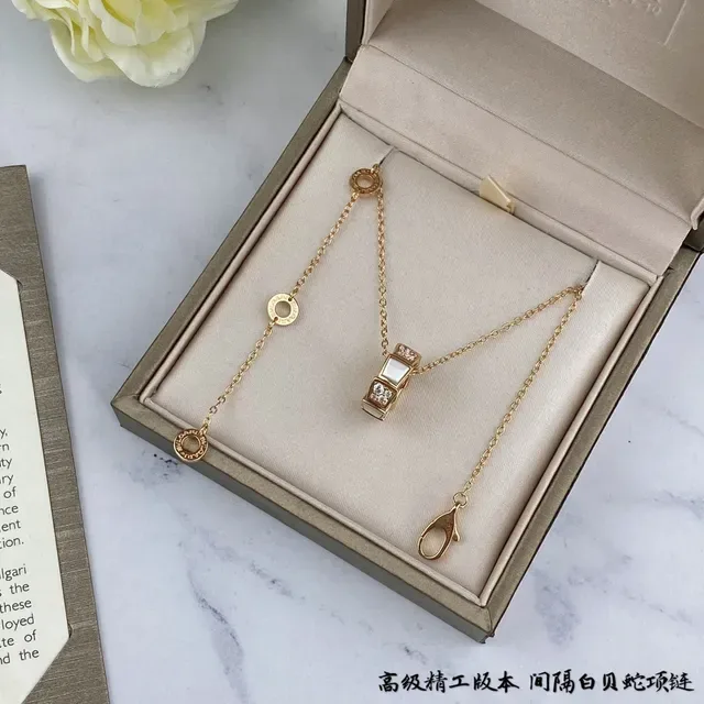 Bvlgari Collier Chaîne Or et Blanc Rectangulaire Pendentif Nacre de Mère 4