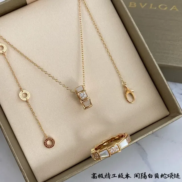 Bvlgari Collier Chaîne Or et Blanc Rectangulaire Pendentif Nacre de Mère 8