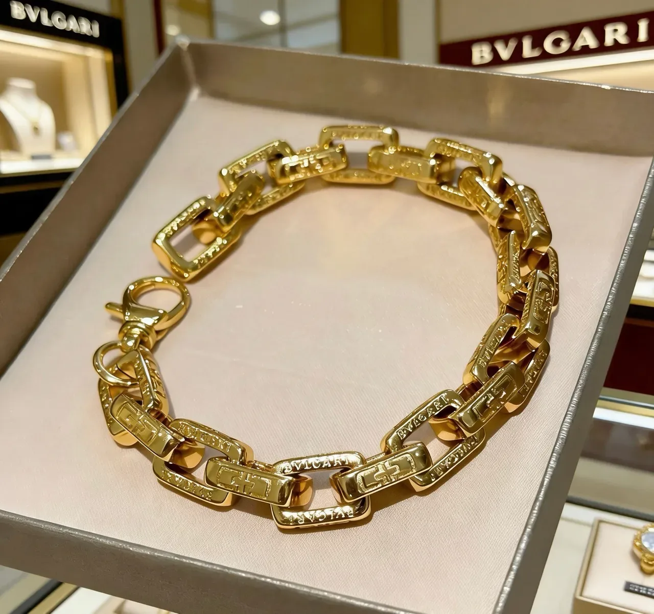 Bvlgari Iconic Link Bracelet Chaîne Or Gravé 4