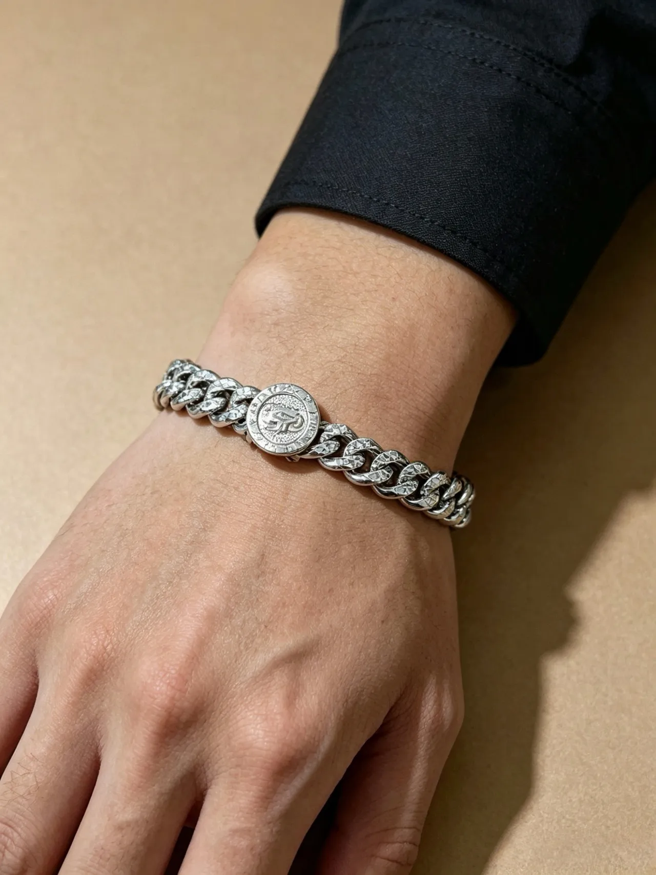 Bvlgari Iconica Argent gros Curb-Link Faceted Diamond-Cut Finish bracelet 8