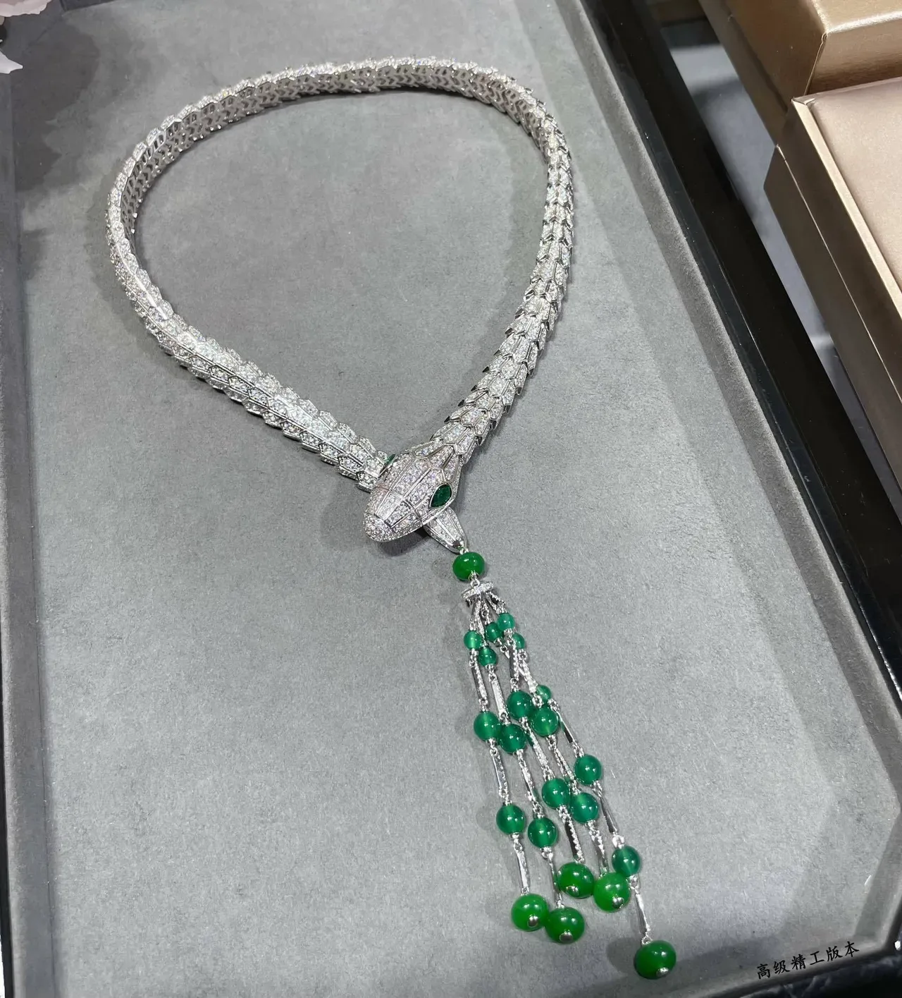 Bvlgari Serpenti Alta Joias Diamantes e Esmeraldas Colar com Tassel 3