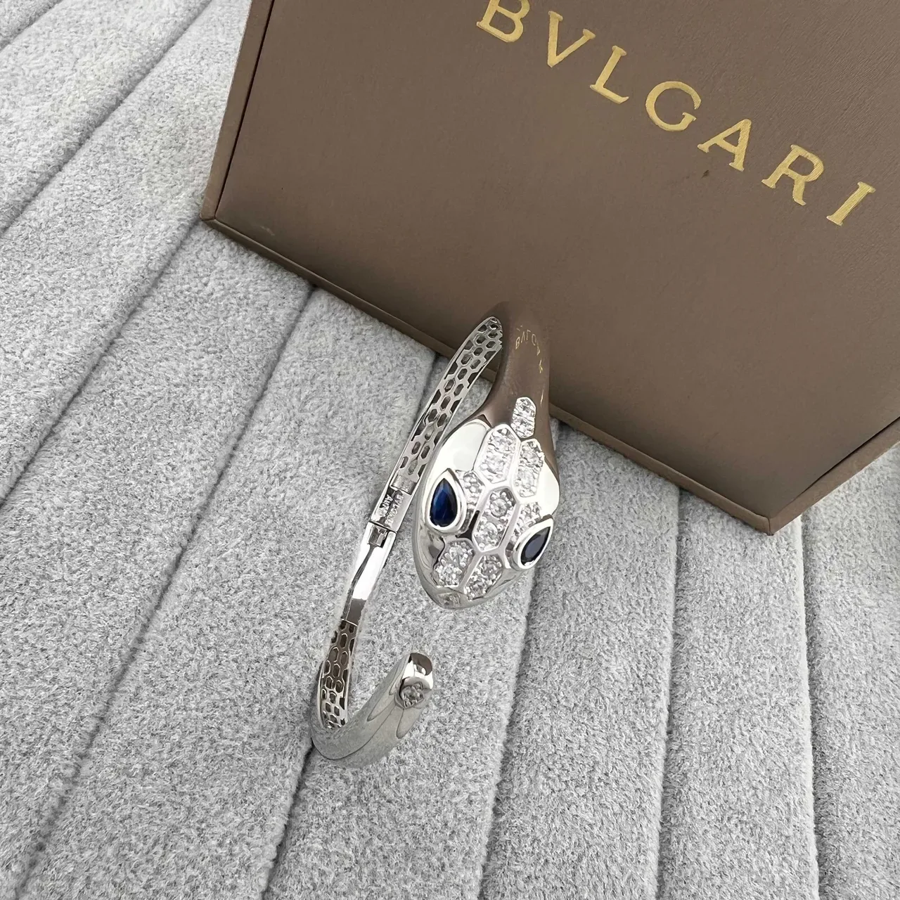 Bvlgari Serpenti إسورة رأس الأفعى ببافيه الماس والجواهر 3
