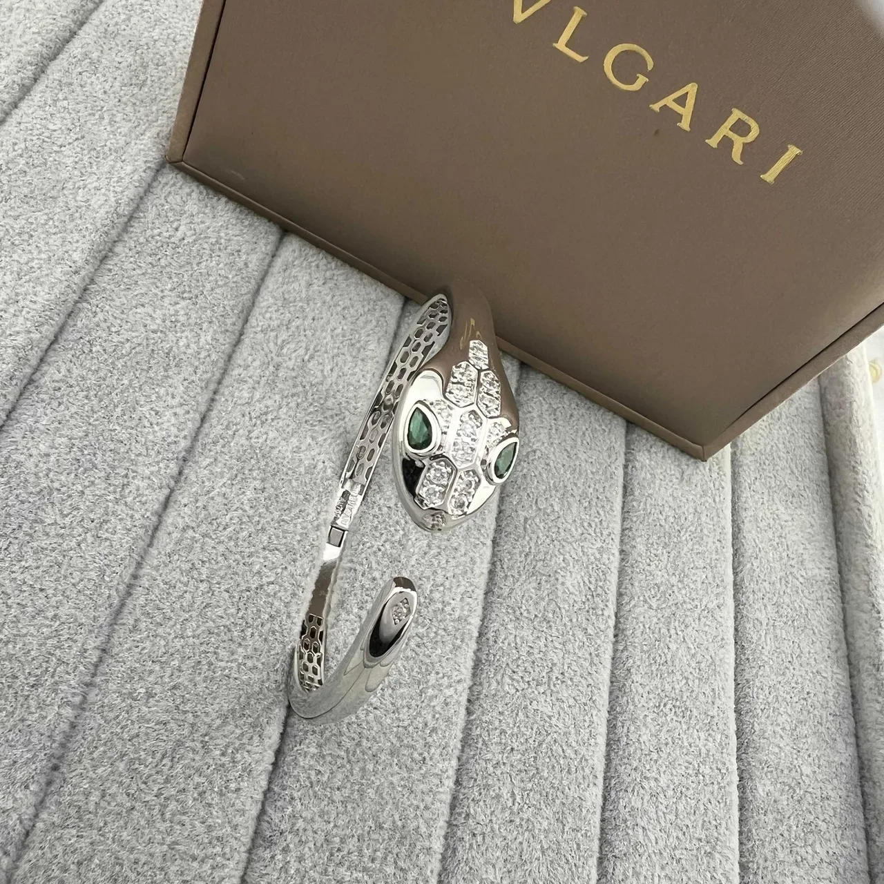 Bvlgari Serpenti إسورة رأس الأفعى ببافيه الماس والجواهر 4