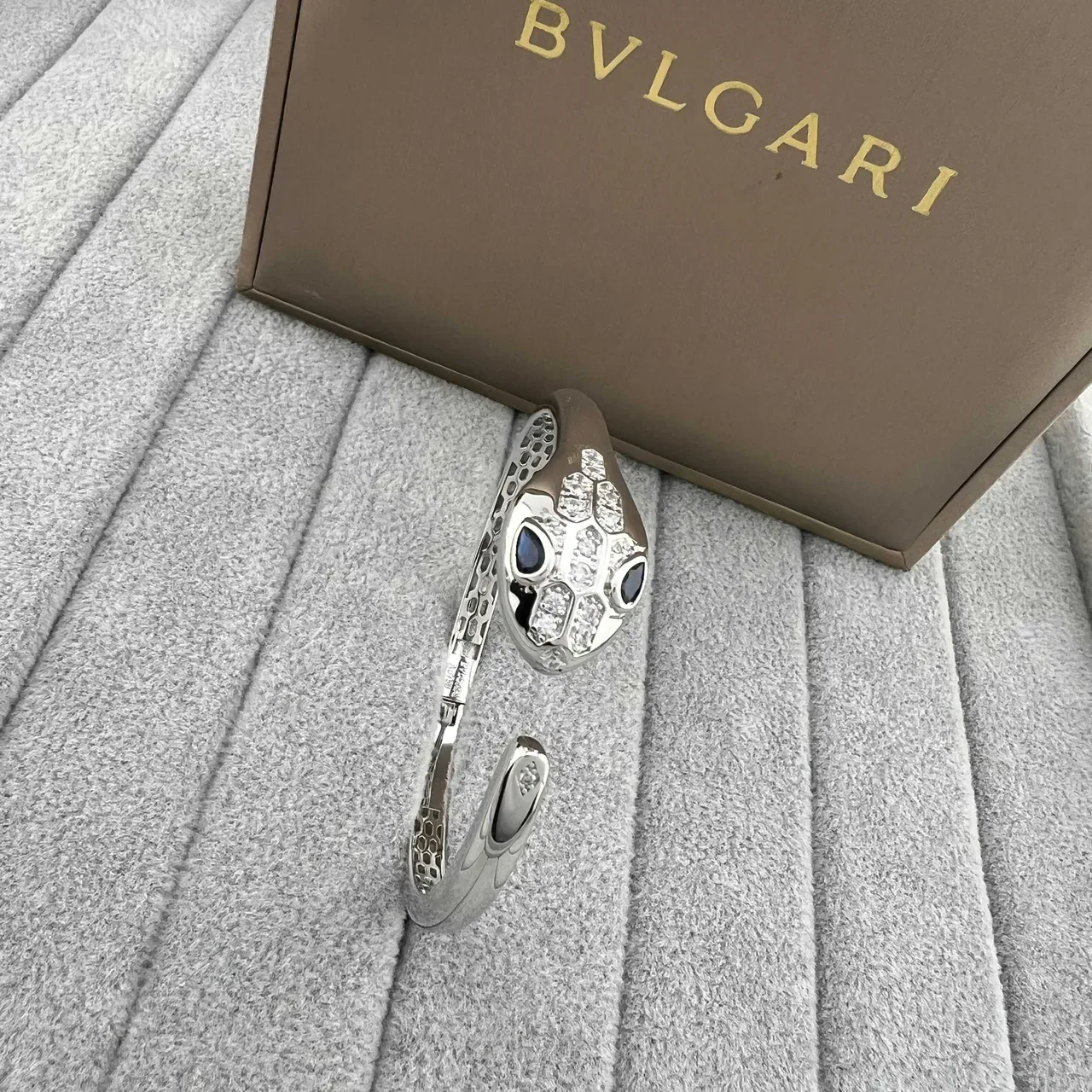 Bvlgari Serpenti إسورة رأس الأفعى ببافيه الماس والجواهر 5