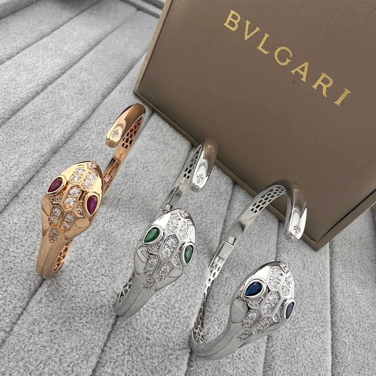 Bvlgari Serpenti إسورة رأس الأفعى ببافيه الماس والجواهر 6