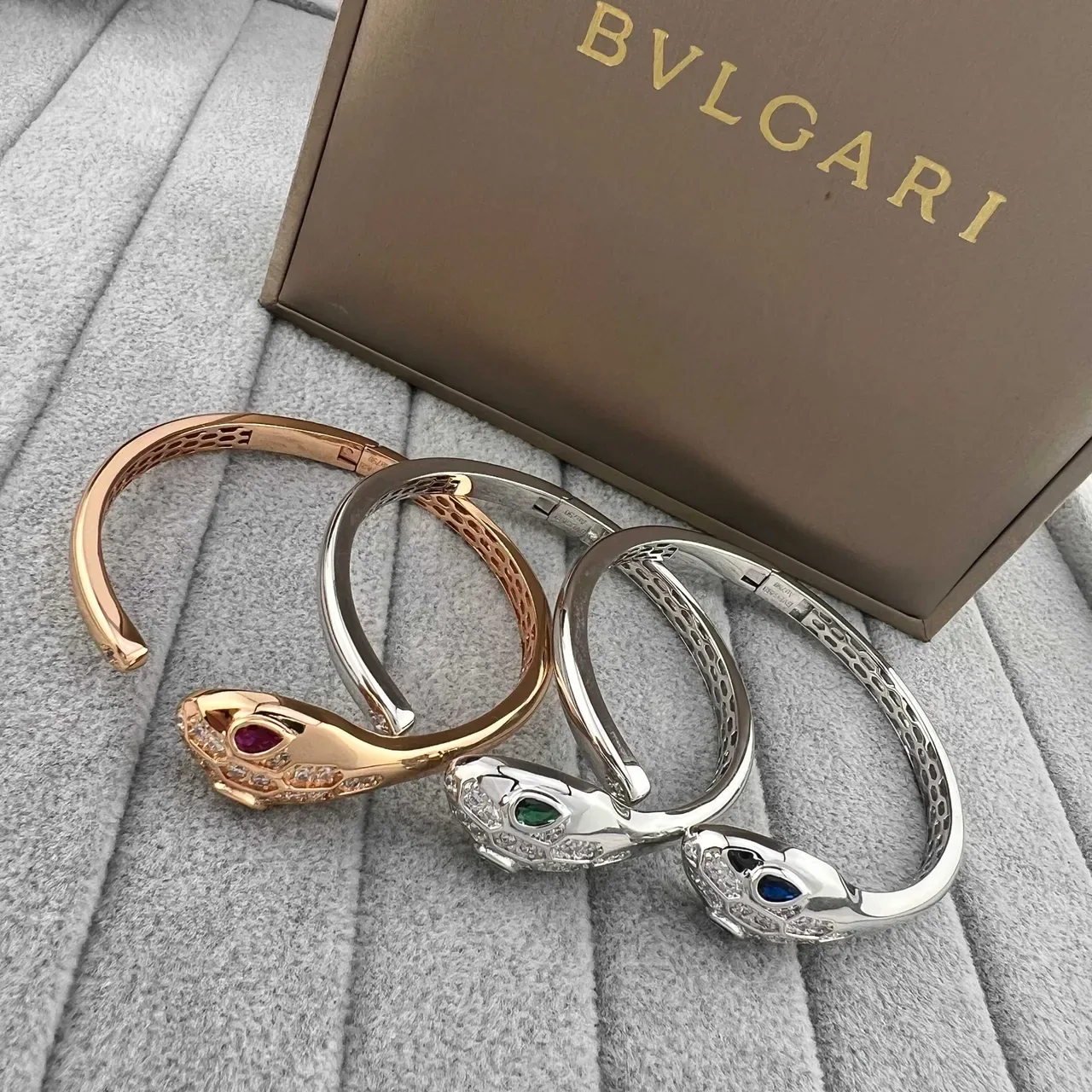 Bvlgari Serpenti إسورة رأس الأفعى ببافيه الماس والجواهر 7