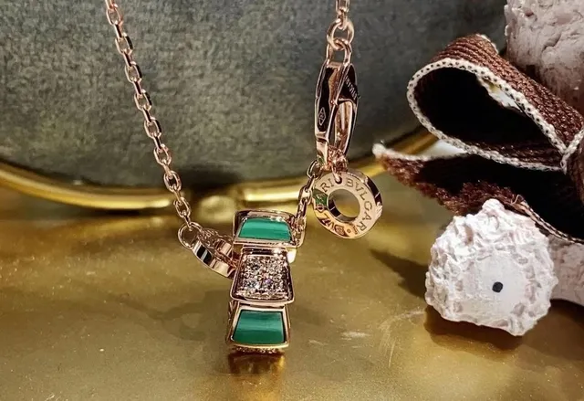 Bvlgari Serpenti স্ট্যাকড এনামেল এবং ডায়মন্ড পেন্ডেন্ট নেকলেস 5