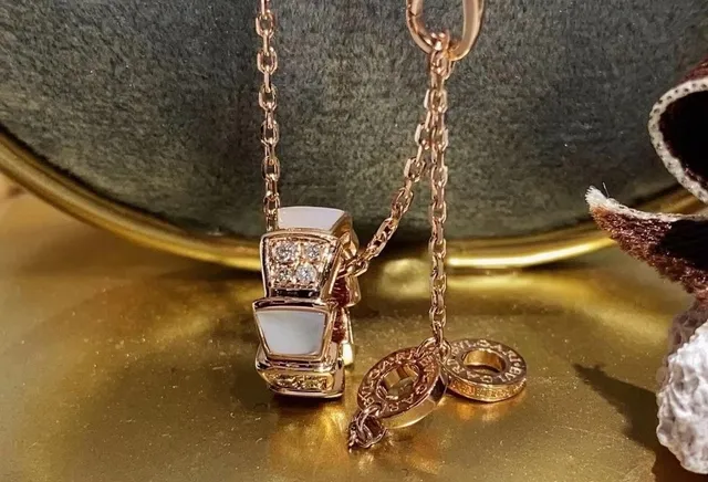 Bvlgari Serpenti স্ট্যাকড এনামেল এবং ডায়মন্ড পেন্ডেন্ট নেকলেস 6