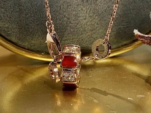 Bvlgari Serpenti স্ট্যাকড এনামেল এবং ডায়মন্ড পেন্ডেন্ট নেকলেস 7